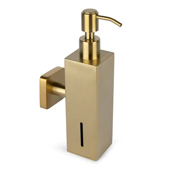 De Sonego Gold zeepdispenser voor wandmontage van yessential.nl heeft een modern rechthoekig ontwerp in goud met een pomptop en een slank verticaal venster om het zeepniveau weer te geven.