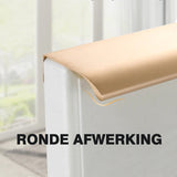 Een goudkleurig Enzo Gold Deluxe hoekgrepen goud van yessential.nl is bevestigd op de hoek van een wit paneel, met grote "RONDE AFWERKING" tekst eronder en een vage raamscène op de achtergrond.
