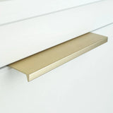 Een close-up van de Enzo Gold rechthoekige kastgrepen van yessential.nl, gemonteerd op een witte lade en voorzien van een minimalistisch, plat ontwerp met een geborstelde metallic afwerking.