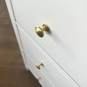 Een close-up van een witte kast met de Pedro Gold meubelknop .