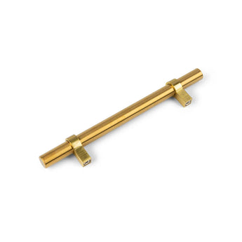 De Arturo Gold kastkruk van yessential.nl heeft een gouden cilindrische staaf met twee rechthoekige bevestigingen, afgebeeld op een witte achtergrond. Ideaal om een landelijke touch toe te voegen met stijlvolle gouden handgrepen.