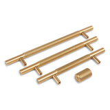 Vier Remo Gold Deluxe handgrepen van yessential.nl met getextureerde grips, in aflopende lengte en voorzien van een bijpassende knop, elegant gepresenteerd op een witte achtergrond-perfect als luxe keuken grepen.