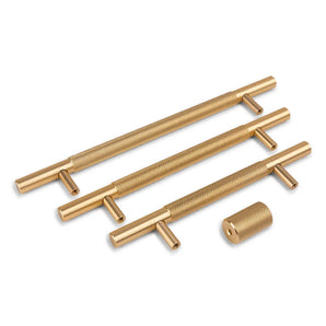 Vier Remo Gold Deluxe handgrepen van yessential.nl met getextureerde grips, in aflopende lengte en voorzien van een bijpassende knop, elegant gepresenteerd op een witte achtergrond-perfect als luxe keuken grepen.