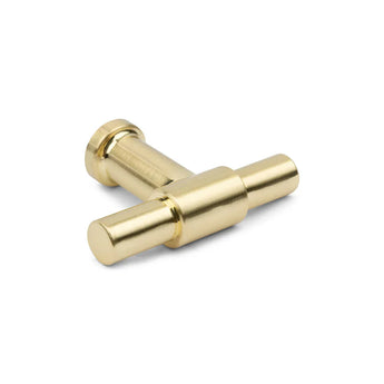 De 10x Cordero Gold Knob van yessential.nl, met een goudkleurige T-vorm en gladde geborstelde afwerking, is perfect voor keukenkastjes knoppen en wordt weergegeven op een witte achtergrond.