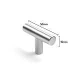 De Remo RVS Knop van yessential.nl is een zilveren kastgreep, 50mm breed met een horizontale staaf van 10mm diameter, gemonteerd op een verticale cilindrische steel.