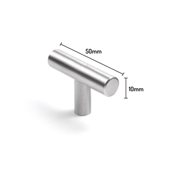 De Remo RVS Knop van yessential.nl is een zilveren kastgreep, 50mm breed met een horizontale staaf van 10mm diameter, gemonteerd op een verticale cilindrische steel.