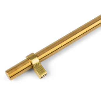 De Arturo Gold knop van yessential.nl heeft een goudkleurige afwerking met een bijpassende cilindervormige beugel, ideaal voor het toevoegen van een landelijke interieurtouch, afgebeeld op een witte achtergrond.