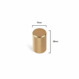 De Remo Gold Deluxe knop van yessential.nl heeft een cilindrisch goudkleurig ontwerp met textuur, een diameter van 17 mm en een hoogte van 28 mm - een ideale luxe upgrade voor je meubels.