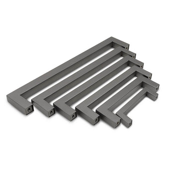 Vijf Vasco Gunmetal handgrepen van yessential.nl in verschillende maten, waaiervormig gerangschikt op een witte achtergrond. Deze rechthoekige, vingerafdrukbestendige handgrepen hebben een modern, minimalistisch ontwerp.