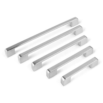 Vijf strakke, chroomkleurige Ramiro Chrome Deluxe handgrepen van yessential.nl, in verschillende lengtes, zijn diagonaal geplaatst op een witte achtergrond - perfect als stijlvolle keukenkast handgreep.