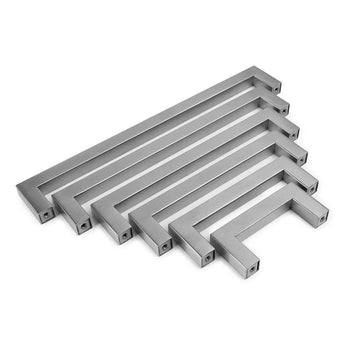 Zes metalen L-vormige handgrepen van verschillende lengtes staan op een witte achtergrond, van groot naar klein - perfect met de Vigio RVS knop van yessential.nl of bijpassende stijlvolle vierkante knoppen.