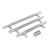 Drie metalen steeksleutels met textuur in verschillende lengtes en een Remo RVS Deluxe knop van yessential.nl, alles tegen een witte achtergrond.