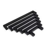 Een set van zes Vasco Black rechthoekige zwarte keuken handgrepen van yessential.nl, gerangschikt in aflopende grootte en parallel opgesteld op een witte achtergrond.