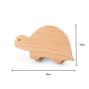 De Bambino Dino van yessential.nl is een charmant houten speeltje van 7,2 cm lang en 4,5 cm hoog. Ideaal als houten meubelknop of speels accent in de kinderkamer.