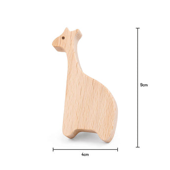 De Bambino Giraffe van yessential.nl is houten speelgoed in de vorm van een giraffe, 9 cm hoog en 4 cm breed, dat lijkt op een houten meubelknop giraf. Aan de rechter- en onderkant staan maatlijnen en labels.