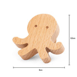 De Bambino Octopus van yessential.nl is een klein houten beeldje met eenvoudige uitgesneden ogen van 6 cm breed en 6,5 cm hoog. De gladde, afgeronde hoeken en natuurlijke houten afwerking maken het perfect voor de kinderkamer.