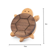 De Bambino Turtle van yessential.nl is een houten meubelknop in de vorm van een schildpad, met donker schild en lichte kop en poten, gegraveerde details, perfect voor de kinderkamer. Afmetingen: 7,5 cm breed, 5 cm hoog.