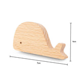 De Bambino Willy van yessential.nl is een kleine houten walvisknop, perfect als kinderkamer houten meubelknop, van 7 cm lang en 4 cm hoog, weergegeven op een witte achtergrond met maatlijnen.