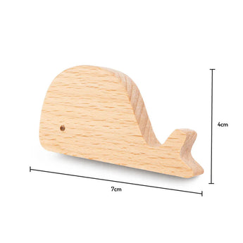 De Bambino Willy van yessential.nl is een kleine houten walvisknop, perfect als kinderkamer houten meubelknop, van 7 cm lang en 4 cm hoog, weergegeven op een witte achtergrond met maatlijnen.
