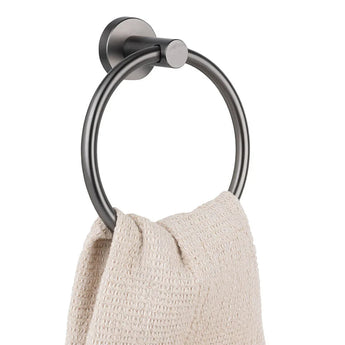 De Elarbo Gunmetal handdoekring van yessential.nl, bevestigd aan de muur, bevat een handdoek in gebroken wit met textuur - een elegante badkameraccessoire voor elke ruimte.
