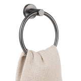 De Elarbo Gunmetal handdoekring van yessential.nl, bevestigd aan de muur, bevat een handdoek in gebroken wit met textuur - een elegante badkameraccessoire voor elke ruimte.