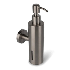 De Alberto Gunmetal van yessential.nl is een stijlvolle roestvrijstalen zeeppomp voor aan de muur, met cilindrisch design, pompdeksel en klein verticaal venster om het zeepniveau te tonen.