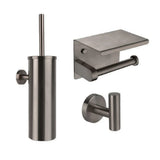 De Nando Gunmetal WC-set van yessential.nl bestaat uit een wc-borstelhouder, wc-papierhouder met planchet en wandhaak, allemaal van geborsteld roestvrij staal - perfecte luxe accessoires om je badkamer te moderniseren.