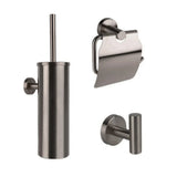 De Sandro Gunmetal WC-set van yessential.nl bestaat uit een toiletborstel met wandhouder, toiletpapierhouder met deksel en enkele wandhaak - perfecte stijlvolle accessoires voor een moderne badkamer.
