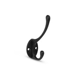 De Nismo Black 1-Hook van yessential.nl is een zwarte kapstokhaak met twee gebogen haken en twee schroefgaten, getoond op een eenvoudige witte achtergrond. Ideaal voor iedere hal of garderobe.