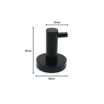 De Justo Black Hook van yessential.nl is een zwarte cilindervormige RVS handdoekhaak voor de badkamer, 67mm hoog, 53mm breed aan de basis en steekt 42mm uit. Hij heeft een kleine horizontale knijper aan de bovenkant voor extra gemak.