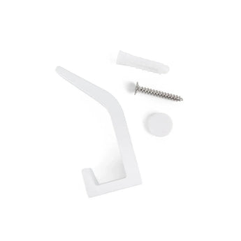 De 10x Huso White van yessential.nl heeft een slanke, gebogen wandhaak die ideaal is voor een Scandinavisch interieur. Afgebeeld met schroef, muuranker en deksel op een witte achtergrond.