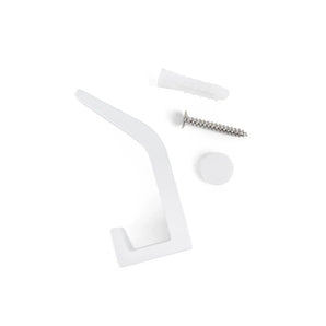Der 10x Huso White von yessential.de verfügt über einen schlanken, gebogenen Wandhaken, der sich ideal für ein skandinavisches Interieur eignet. Dargestellt mit Schraube, Wandanker und Abdeckung auf weißem Hintergrund.
