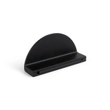 De Torno Black van yessential.nl is een matzwarte, halfronde metalen plank met een platte basis en twee montagegaten, geïnspireerd op halve maan handgrepen, afgebeeld tegen een effen witte achtergrond.