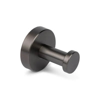 De Kyano Gunmetal Hook van yessential.nl is een ronde, matzwarte wandhaak met een cilindrische pin en platte ronde voet, afgebeeld tegen een witte achtergrond.