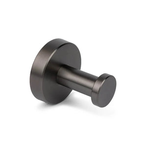De Kyano Gunmetal Hook van yessential.nl is een ronde, matzwarte wandhaak met een cilindrische pin en platte ronde voet, afgebeeld tegen een witte achtergrond.