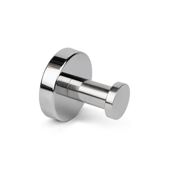 De yessential.nl Xavo Chroom WC set heeft een roestvrijstalen wandhaak met een ronde basis en gepolijste afwerking, passend bij moderne chroom badkameraccessoires en naadloos combinerend met elk roestvrijstalen toilet.