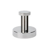 De Lauro Chroom Wc-set van yessential.nl heeft een chroom roestvrijstalen ontwerp met een platte, ronde basis en cilindrische handgreep, perfect voor het persen van koffiedrab in een espressomachine portafilter.