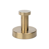 De Xavo Gold WC-set van yessential.nl heeft een messing afwerking en een strak, modern ontwerp - ideaal om elke badkameraccessoiresset te verrijken.