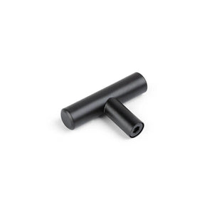 De Remo Black Knob van yessential.nl is een T-vormige zwarte metalen handgreep met een zeshoekig schroefgat, afgebeeld op een witte achtergrond. Ideaal als matzwart accent voor moderne kasten of lades.