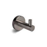 De Romano Gunmetal Wc-set van yessential.nl heeft een cilindervormige metalen wandhaak met een ronde basis in een luxe geborsteld roestvrijstalen afwerking, perfect om spullen stijlvol aan op te hangen. Afgebeeld tegen een effen witte achtergrond.