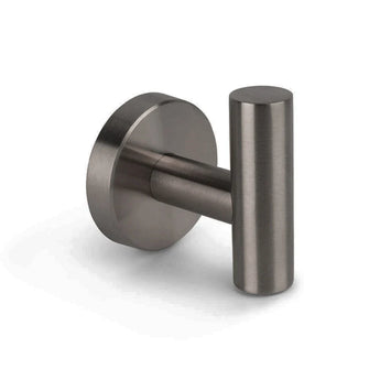 De Sandro Gunmetal WC-set van yessential.nl heeft een wandhaak van geborsteld roestvrij staal met een cilindrische knijper en een ronde basis, ideaal voor het ophangen van handdoeken of jassen en perfect passend bij moderne badkamers of je WC-accessoireset.