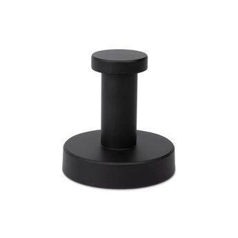 De Midao Black WC-set van yessential.nl heeft een slanke, zwarte cilindrische metalen wandhaak met een ronde basis en een korte verticale knijper - perfect voor je matzwarte toiletset of als stijlvolle badkameraccessoire. Afgebeeld op een effen witte achtergrond.