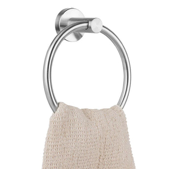 De Elarbo RVS handdoekring van yessential.nl, in zilver, wordt aan de muur bevestigd en toont een gevouwen handdoek met beige structuur - een elegante badkameraccessoire voor moderne ruimtes.