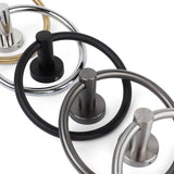 De Elarbo Gunmetal handdoekring van yessential.nl wordt tentoongesteld tussen chroom, matzwart, geborsteld nikkel en gouden varianten op een witte achtergrond, waardoor het moderne ronde ontwerp en de slanke metalen wandbevestiging als een stijlvolle badkamer accessoire worden benadrukt.