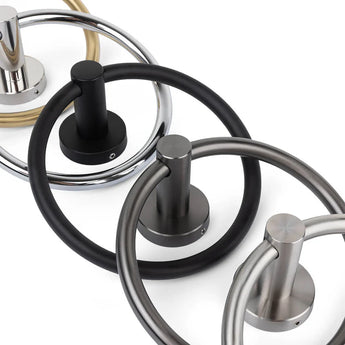 De yessential.nl Elarbo Black handdoekring, een moderne ronde handdoekring badkamer, is diagonaal afgebeeld op wit met chromen, matzwarte, geborsteld nikkel en gouden afwerkingen voor een stijlvolle, ruimtebesparende upgrade.