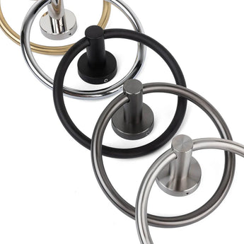 De Elarbo Gold handdoekring van yessential.nl, getoond met modellen in zwart, mat zilver en chroom, heeft een moderne cilindrische basis. Alle vier de badkameraccessoires zijn diagonaal gerangschikt op een witte achtergrond voor een stijlvolle weergave.
