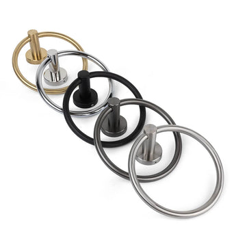 Vijf ronde Elarbo Gunmetal handdoekringen van yessential.nl-een chique badkamer accessoire-zijn diagonaal weergegeven op een witte achtergrond in afwerkingen waaronder goud, zilver, zwart, gunmetal, mat zilver en geborsteld zilver.