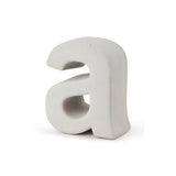 De Enrico beton 20cm van yessential.nl is een witte, driedimensionale kleine letter "a" sculptuur in een vet, rond lettertype, gemaakt van duurzaam beton en rechtopstaand op een effen witte achtergrond.