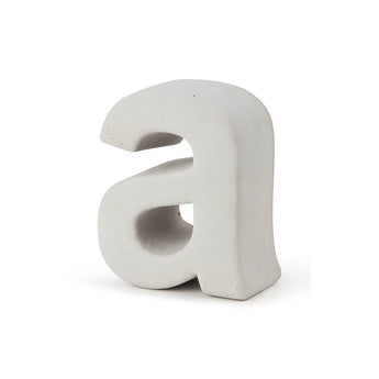De Enrico beton 20cm van yessential.nl is een witte, driedimensionale kleine letter "a" sculptuur in een vet, rond lettertype, gemaakt van duurzaam beton en rechtopstaand op een effen witte achtergrond.