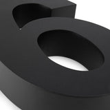 Close-up van het Angelo Black 30cm huisnummer zes (6) van yessential.nl in strak design, ideaal als 3D huisnummer voor moderne woningen op een witte achtergrond.